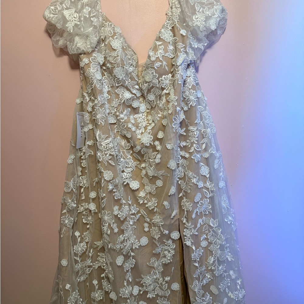 Size 28W plus size wedding dress Floral Lace Wedding Dress in Cream and White